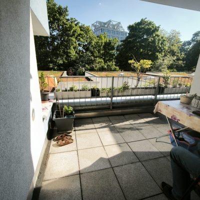 „Nachhaltige Balkongestaltung mit Kräutern, Hochbeet und Sitzbereich auf kleinem Raum.“ „Nachhaltige Balkongestaltung mit Kräutern, Hochbeet und Sitzbereich auf kleinem Raum.“